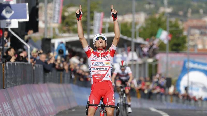 Fausto Masnada feiert den ersten italienischen Etappensieg beim Giro Fausto Masnada feiert den ersten italienischen Etappensieg beim Giro