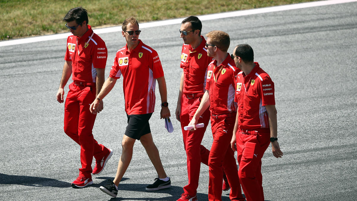 Sebastian Vettel studiert, wie Ferrari in Österreich besser werden kann Sebastian Vettel studiert, wie Ferrari in Österreich besser werden kann