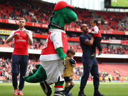 Mertesacker (l.) kehrt im neuen Jahr ins Arsenal-Team zurück