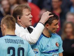 Steven Berghuis heeft verzorging nodig, nadat er door het Ajax-publiek een aansteker op zijn hoofd is gegooid. (02-04-2017)