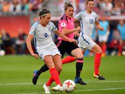 Jodie Taylor legt aan voor het openingsdoelpunt van Engeland-Schotland! (19-07-2017)