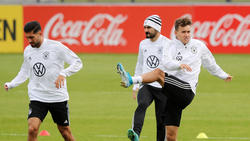 Emre Can (l.) zählt unter Maurizio Sarri nicht zum Stammpersonal