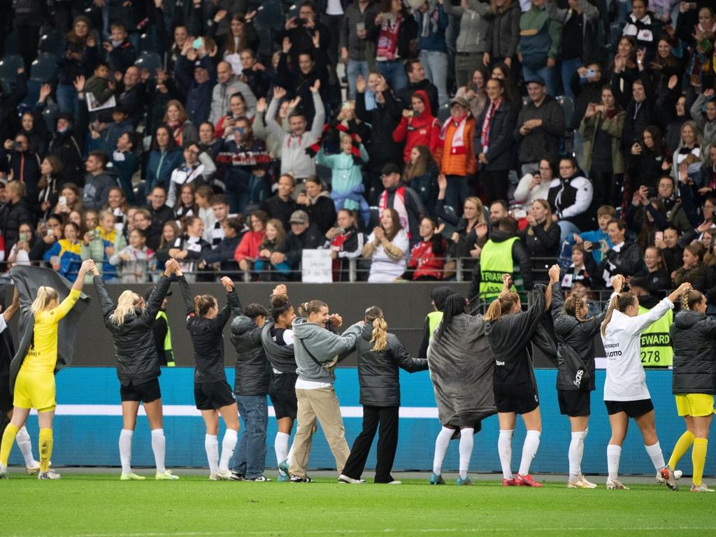 Frankfurts Spielerinnen jubeln nach dem Spiel mit den Fans.