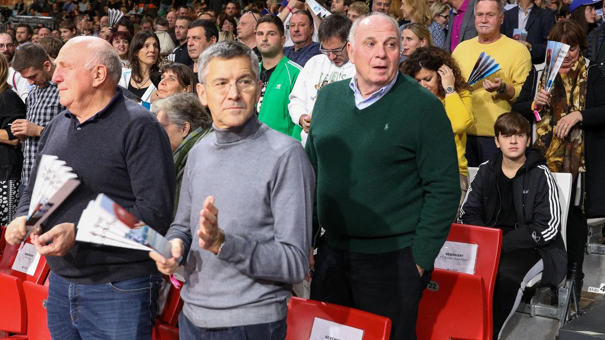 Herbert Hainer (M.) beim Besuch eines Basketball-Spiels der Bayern im Januar 2020 Herbert Hainer (M.) beim Besuch eines Basketball-Spiels der Bayern im Januar 2020