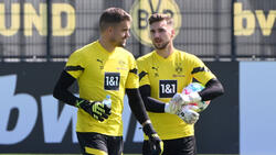 Marcel Lotka (r.) ist seit 2022 bei Borussia Dortmund