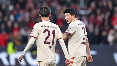 Hiroki Itō (l.) erhöht den Druck auf Min-jae Kim beim FC Bayern