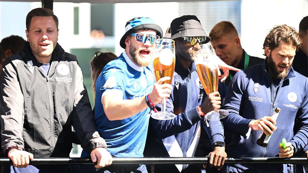 Jubel beim Empfang: Arminia Bielefeld tourt durch die Stadt Jubel beim Empfang: Arminia Bielefeld tourt durch die Stadt