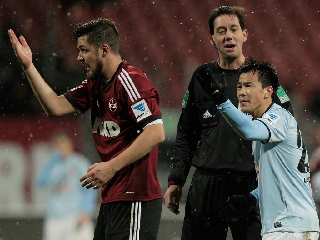 Per Nilsson (l.) und Shinji Okazaki beschweren sich Per Nilsson (l.) und Shinji Okazaki beschweren sich