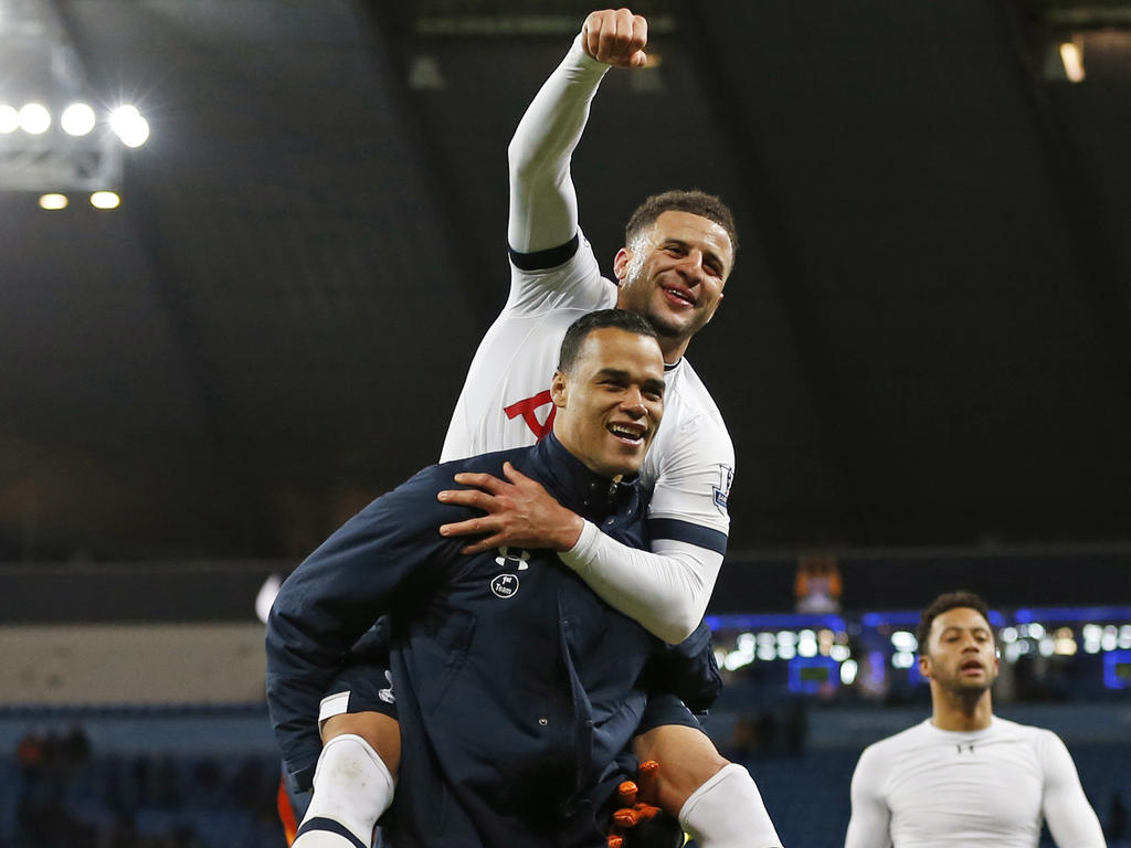 Kyle Walker springt op de rug van Michel Vorm om het feestje met de supporters te vieren. Tottenham Hotspur heeft voor een enorme stunt gezorgd door in het Etihad Stadium Manchester City met 1-2 te verslaan. (14-02-2016)
