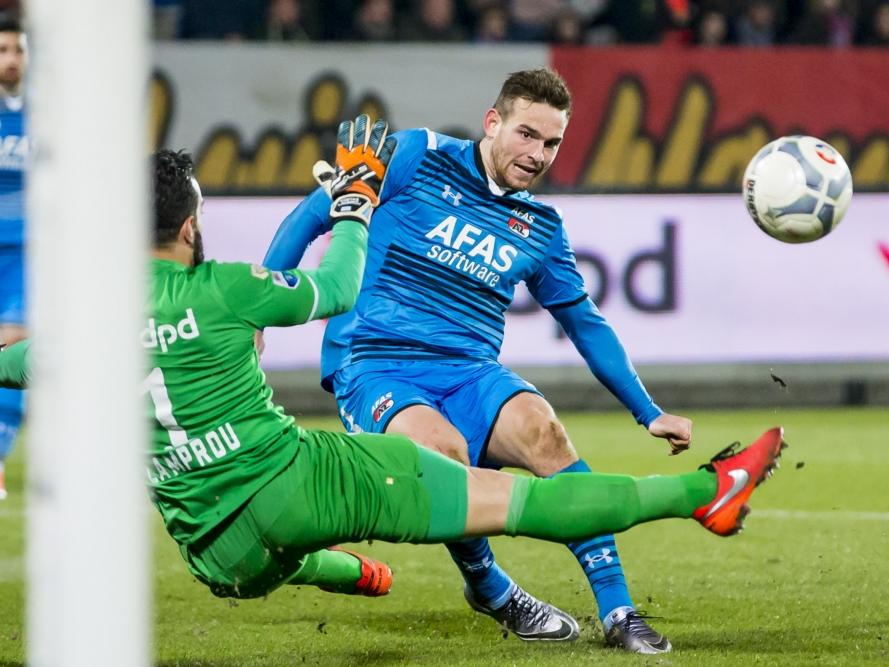 Vincent Janssen (r.) komt uit voor Kostas Lamprou en dan is de spits ijskoud. Hij werkt de bal langs de Griekse doelman. (12-03-2016)