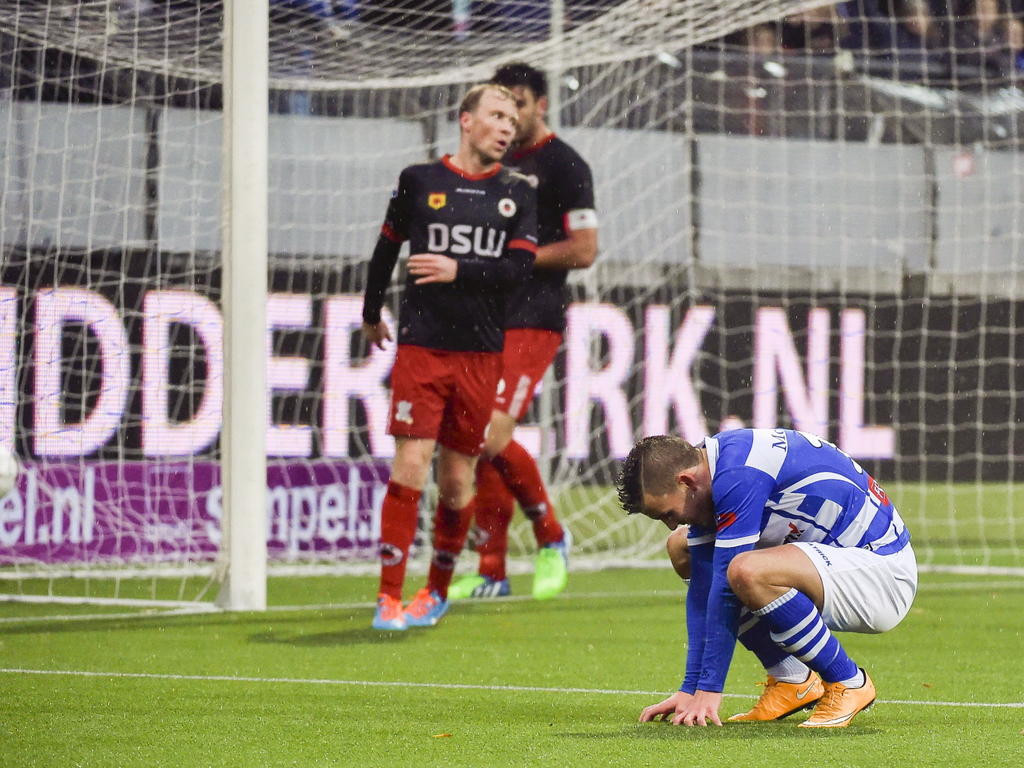 Jesper Drost (r.) kan wel door de grond zakken tijdens Excelsior - PEC Zwolle. De aanvaller van de uitploeg mist een kans voor open doel. (30-11-2014)