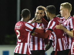 De spelers van Jong PSV feliciteren Rai Vloet met zijn doelpunt tegen Jong FC Twente. (26-01-2015). 