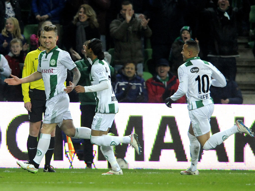Albert Rusnák (l.) krijgt na het scoren van de 1-0 de felicitaties van Jarchinio Antonia (m.) en Tjaronn Chery (l.) tijdens FC Groningen - Go Ahead Eagles. (31-01-2015)