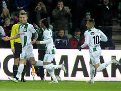 Albert Rusnák (l.) krijgt na het scoren van de 1-0 de felicitaties van Jarchinio Antonia (m.) en Tjaronn Chery (l.) tijdens FC Groningen - Go Ahead Eagles. (31-01-2015)