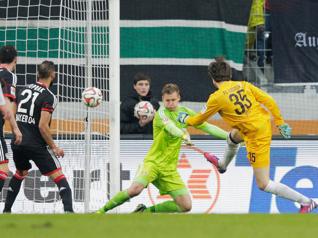 El portero Marwin Hitz logró el empate para Augsburgo ante el Bayer Leverkusen. (Foto: Getty)