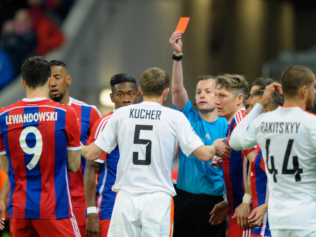 Referee William Collum zückt den Roten Karton gegen Donetsk-Verteidiger Oleksandr Kucher