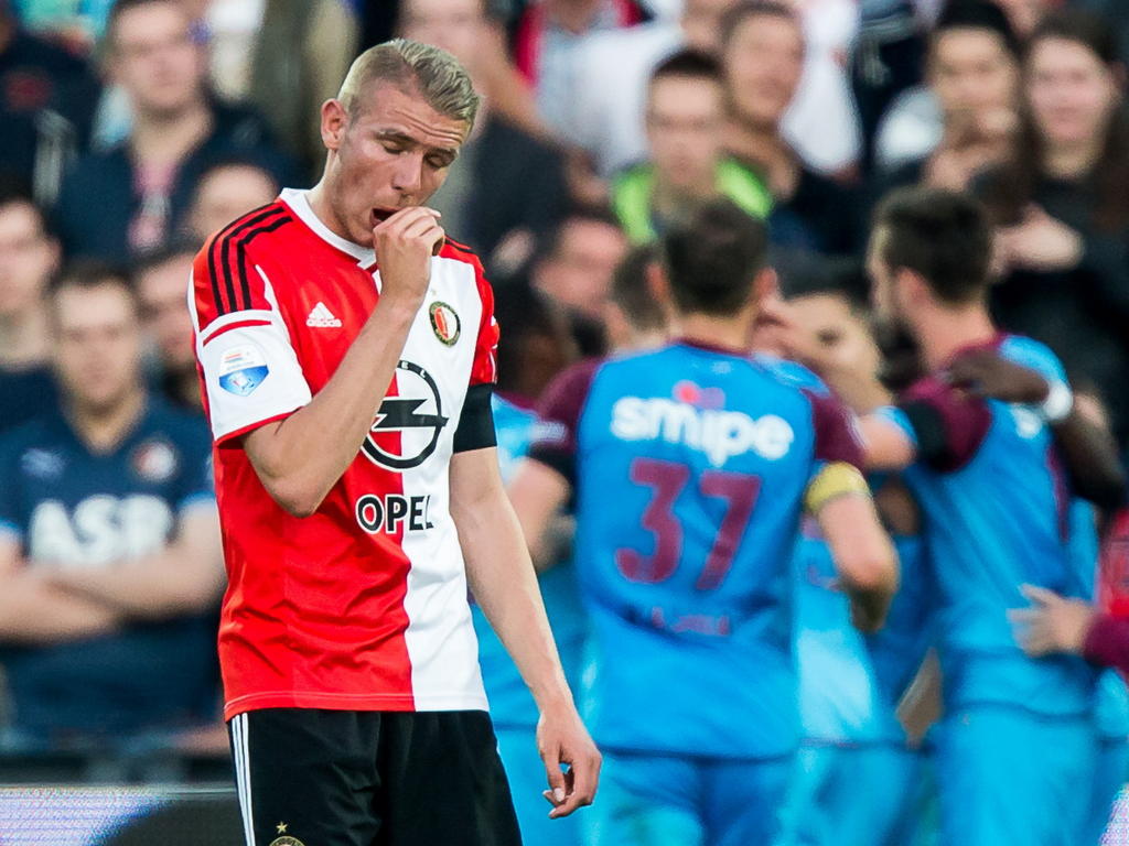 Sven van Beek (l.) baalt na een tegentreffer tijdens Feyenoord - Vitesse. (11-05-2015)