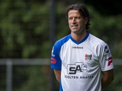 Ernest Faber leidt de eerste training van NEC. De trainer moet de promovendus in de Eredivisie zien te houden. (01-07-2015)