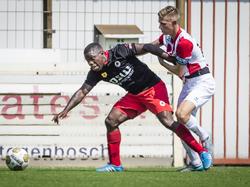 Hasselbaink schermt de bal af in duel met Dennis Janssen. SBV Excelsior speelt een oefenduel met FC Oss. De wedstrijd eindigt in een 1-1 gelijkspel. (17-07-2015)