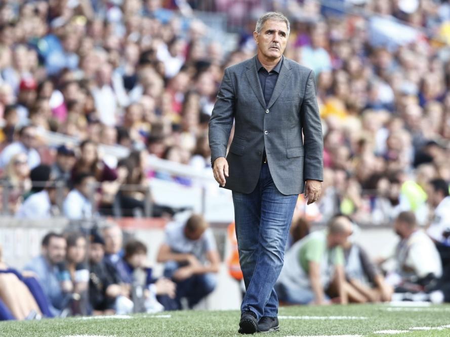 De Spaanse coach van Las Palmas, Paco Herrera kijkt gespannen toe hoe zijn ploeg het opneemt tegen Barcelona. (26-09-2015)