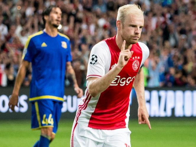 Davy Klaassen (r.) scoort tijdens Ajax - FK Rostov vanaf de strafschopstip de belangrijke 1-1. (16-08-2016)