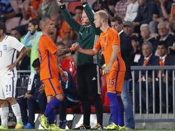 Jorrit Hendrix (r.) debuteert als vervanger van Wesley Sneijder (l.) tijdens het oefenduel tegen Griekenland. (01-09-2016)