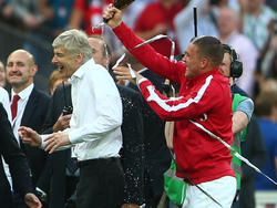 Lukas Podolski (re.) feierte mit Wenger 2014 den Gewinn des FA Cups