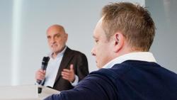 Äußert sich nicht zur Zukunft von Hannovers Trainer André Breitenreiter: Klubchef Martin Kind (l.)