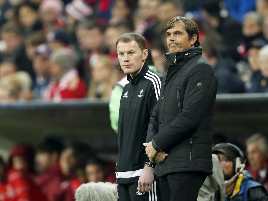 PSV-trainer Phillip Cocu kijkt vanaf de zijkant toe tijdens het Champions League-duel FC Bayern München - PSV (19-10-2016). PSV-trainer Phillip Cocu kijkt vanaf de zijkant toe tijdens het Champions League-duel FC Bayern München - PSV (19-10-2016).