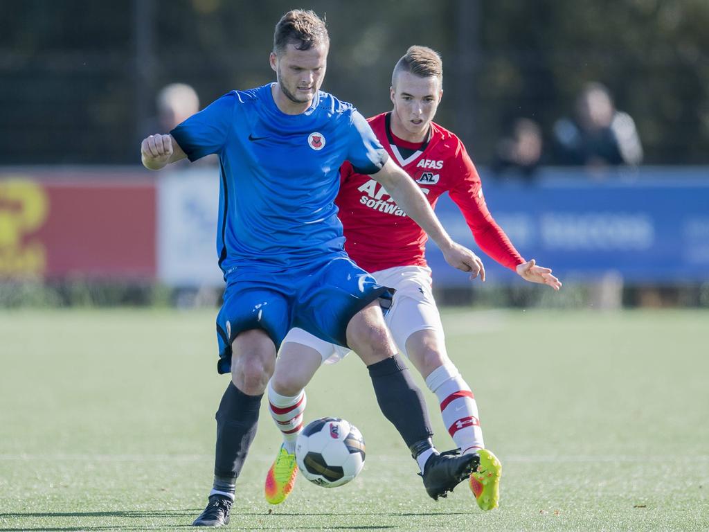 Justin Bakker (r.) ziet Koen Bosma (l.) op de hielen tijdens de Tweede Divisie-wedstrijd Jong AZ - AFC. (16-10-2016)