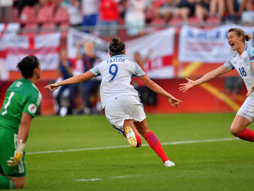 Jodie Taylor (m.) kan juichen na haar doelpunt voor Engeland. Ploeggenoot Ellen White (r.) juicht mee, terwijl de Schotse doelvrouw Gemma Fay (l.) verslagen achterblijft. (19-07-2017)
