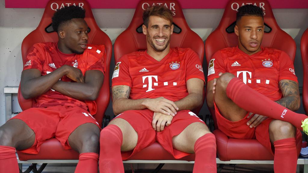 Javi Martínez (m.) spielte beim FC Bayern zweieinhalb Jahre mit Alphonso Davies (l.) zusammen Javi Martínez (m.) spielte beim FC Bayern zweieinhalb Jahre mit Alphonso Davies (l.) zusammen