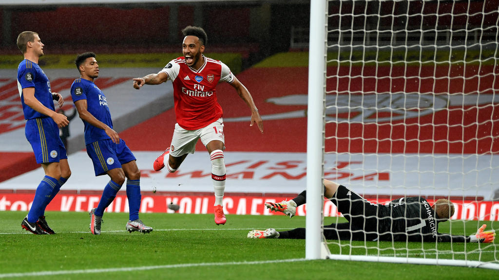 Pierre-Emerick Aubameyang (r.) bejubelt das 1:0 für Arsenal