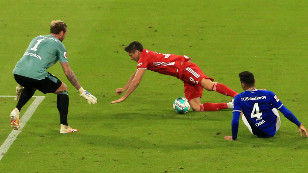 Kabak foulte Bayern-Star Lewandowski, der sich dabei eine leichte Verletzung zuzog