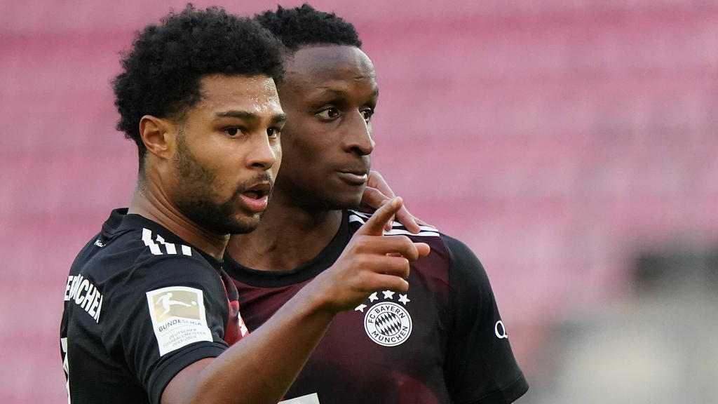 Bouna Sarr (r.) bekam am Münchner Flughafen bei seiner Rückkehr einige Probleme Bouna Sarr (r.) bekam am Münchner Flughafen bei seiner Rückkehr einige Probleme