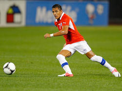 Alexis Sánchez speelt de bal af. (06-06-2014)