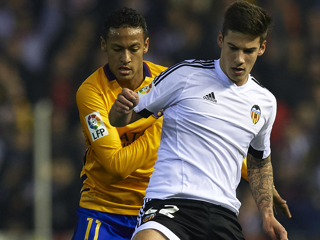Santi Mina (dcha.) marcó el gol del empate para el Valencia. (Foto: Getty)