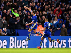 Danny Drinkwater vom Leicester FC hebt nach einem Treffer gegen Stoke ab