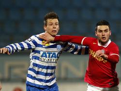 Ties Evers (l.) in duel met Alex Schalk (.r) tijdens Jong PSV - De Graafschap. (20-01-2014)