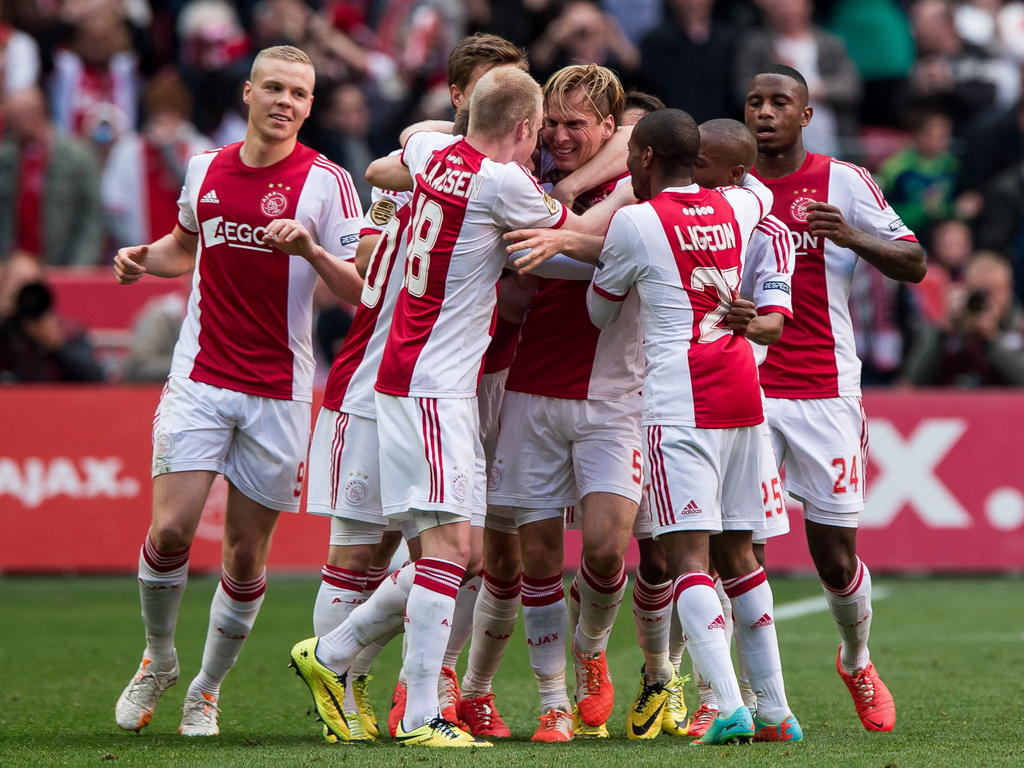Ajax viert de 1-0 van Christian Poulsen tijdens Ajax - ADO Den Haag. (13-4-2014)