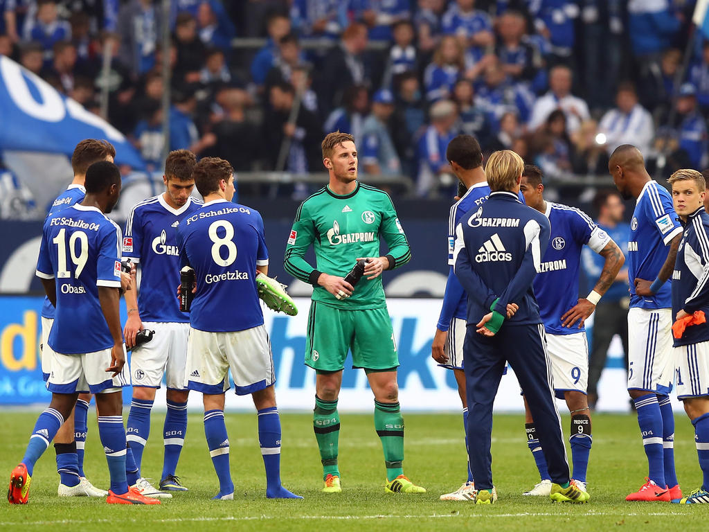 Enttäuschte Gesichter bei den Schalker Spielern nach der Niederlage gegen Gladbach