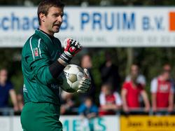 Bram Castro (MVV Maastricht) coacht zijn ploeggenoten tijdens een oefenduel van MVV met AZ. (20-7-2012)