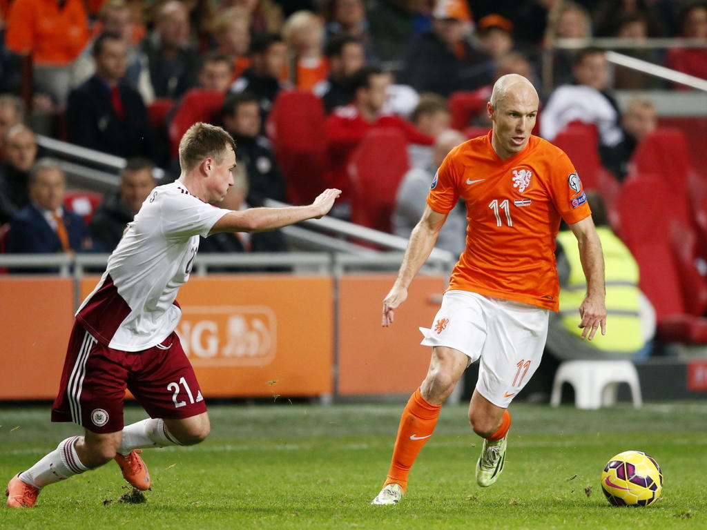 Arjen Robben (r.) kann vorerst nicht für die Niederlande auflaufen
