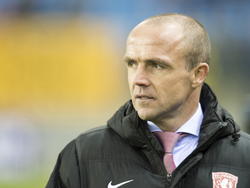 FC Twente-trainer Alfred Schreuder kijkt toe tijdens het competitieduel met Vitesse. (07-12-2014). 