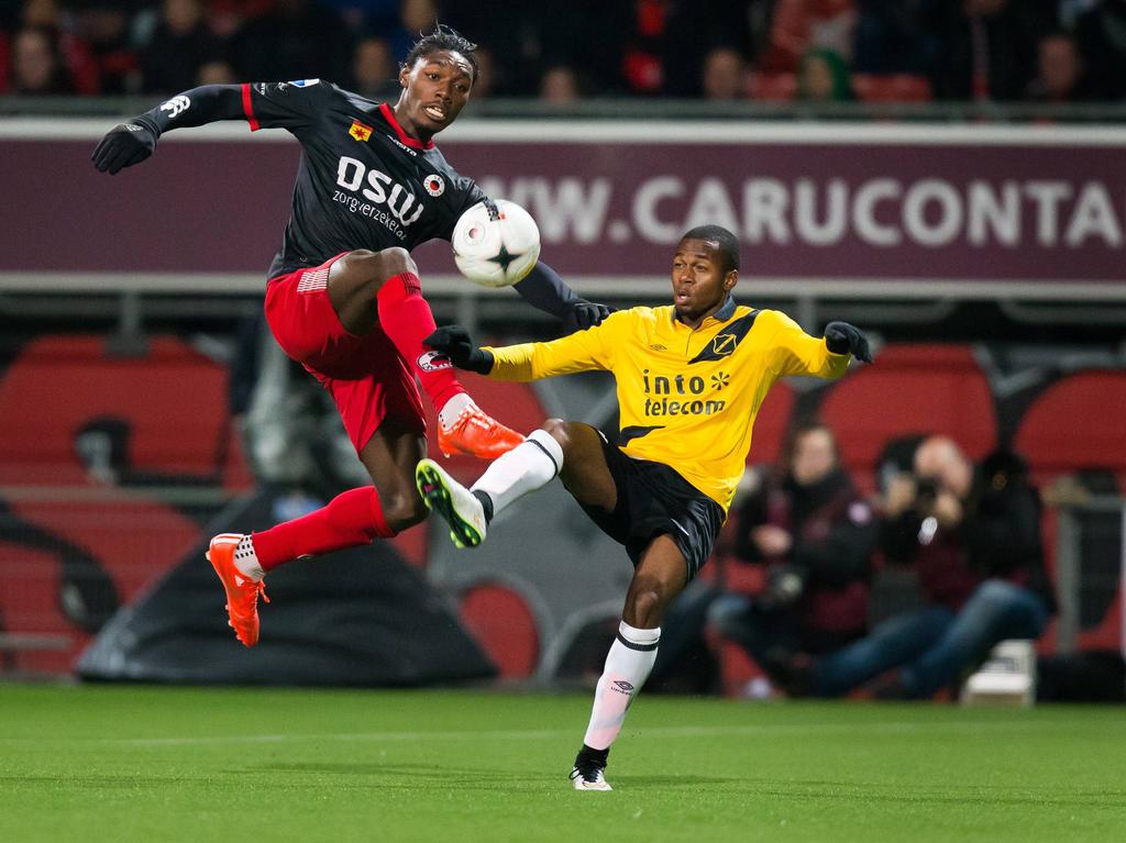 Ruben Ligeon (r.) denkt een lange bal rustig aan te kunnen nemen, maar daar denkt Jordan Botaka anders over. De aanvaller van Excelsior gaat in het competitieduel met NAC Breda vol voor de bal. (31-01-2015)