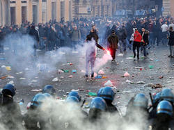 Cientos de 'fans' del Feyenoord se enfrentaron con la policía en el centro de Roma. (Foto: Getty)