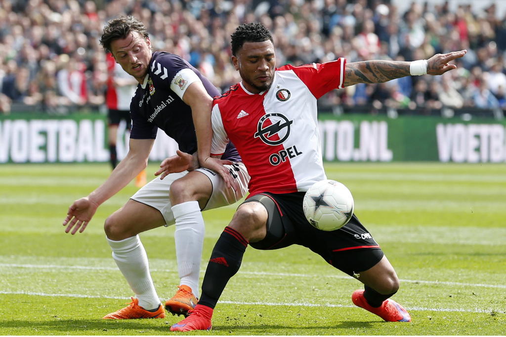 Spits van Feyenoord Colin Kâzim-Richards heeft een moeilijke middag tegen Go Ahead Eagles-aanvoerder Bart Vriends. [19-04-2015]