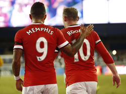 Memphis Depay (l.) en Wayne Rooney zoeken elkaar op nadat de Nederlander zijn eerste doelpunt in het shirt van Manchester United heeft gescoord. Depay is trefzeker tegen San Jose Earthquakes. (21-07-2015)