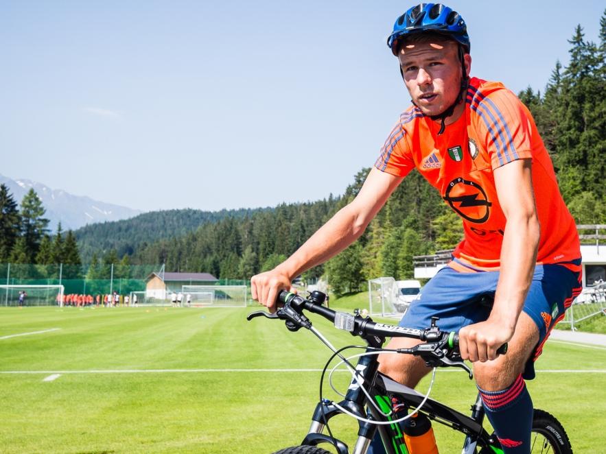 Sven van Beek van Feyenoord maakt kilometers op de mountainbike tijdens het trainingskamp in Oostenrijk. (07-07-2015)