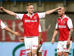 Pascal Huser (l.) viert zijn eerste doelpunt in het betaalde voetbal. Tegen FC Volendam scoort hij voor MVV de 4-1. (10-04-2016)